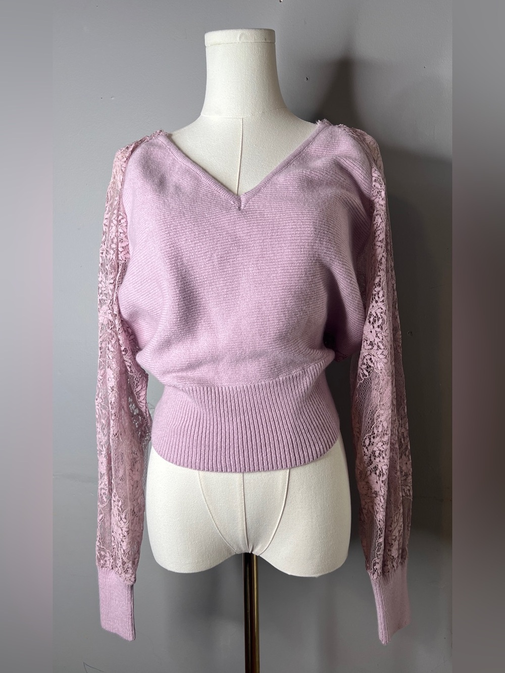 NWT! En Creme Lavender Lace-Sleeve V-Neck Knit Sweater Size Medium